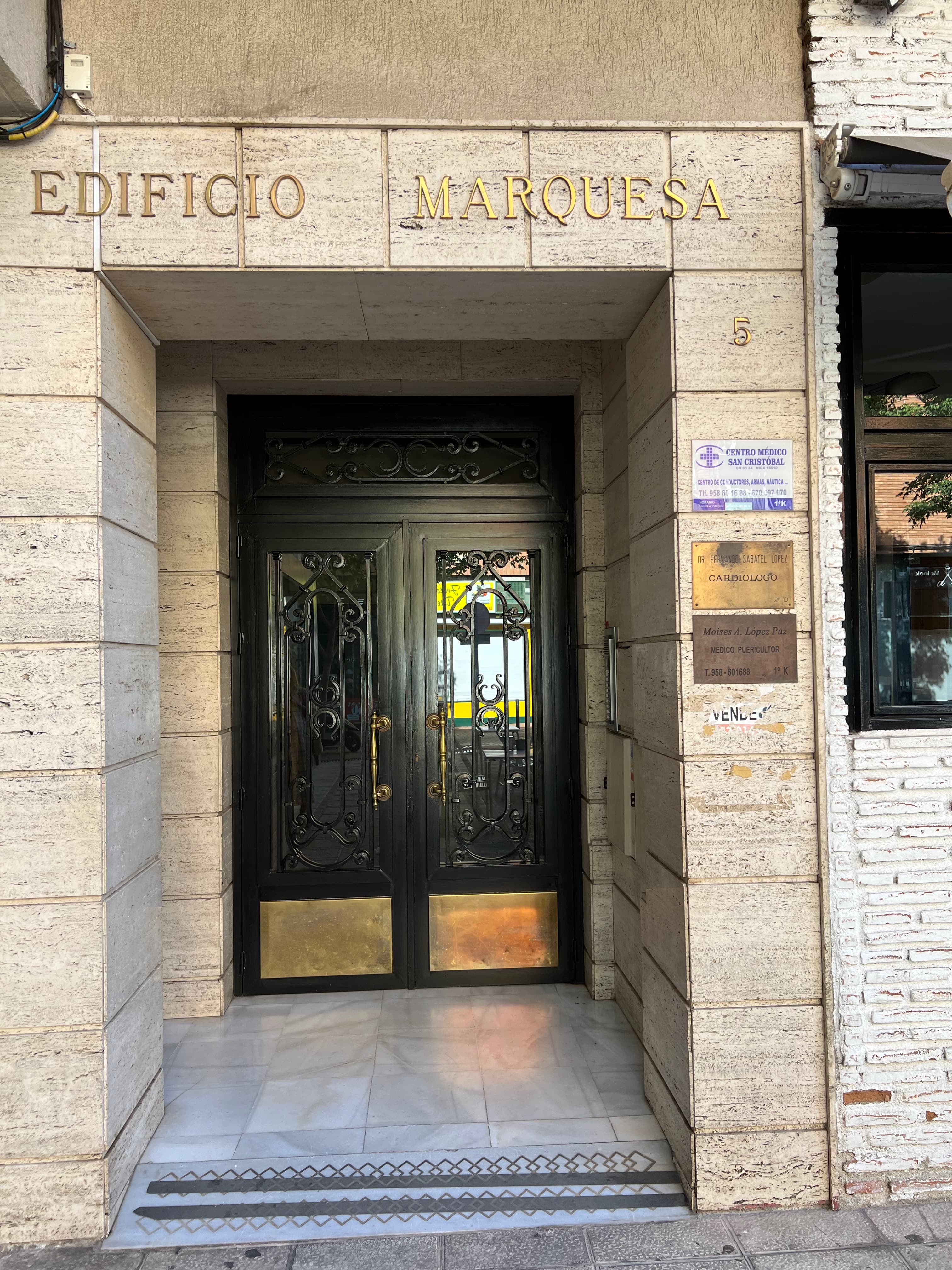 Fachada de la consulta de cardiología del Dr. Fernando Sabatel en Motril