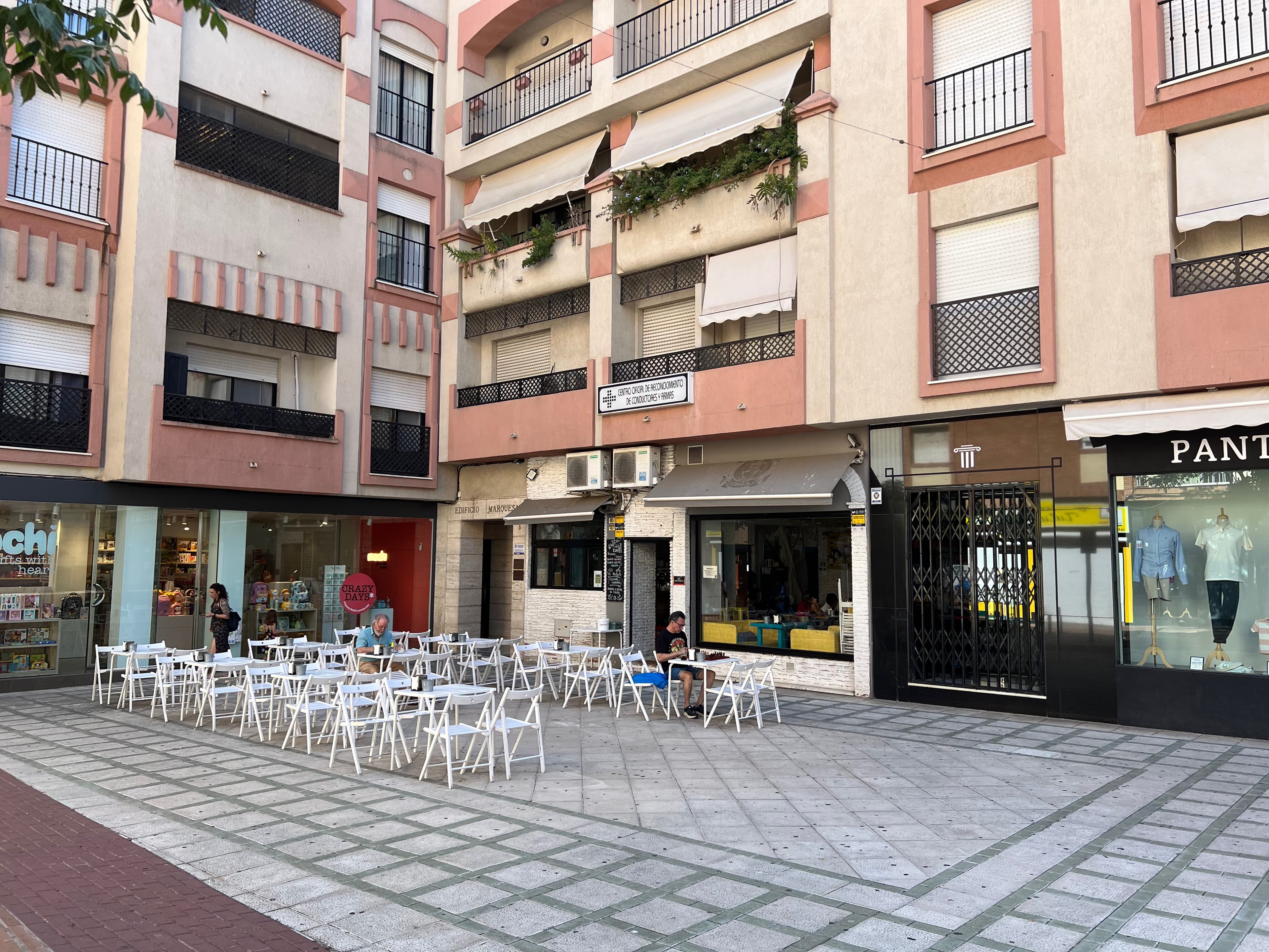 Plaza Cruz Verde en Motril, ubicación de la consulta de cardiología del Dr. Fernando Sabatel