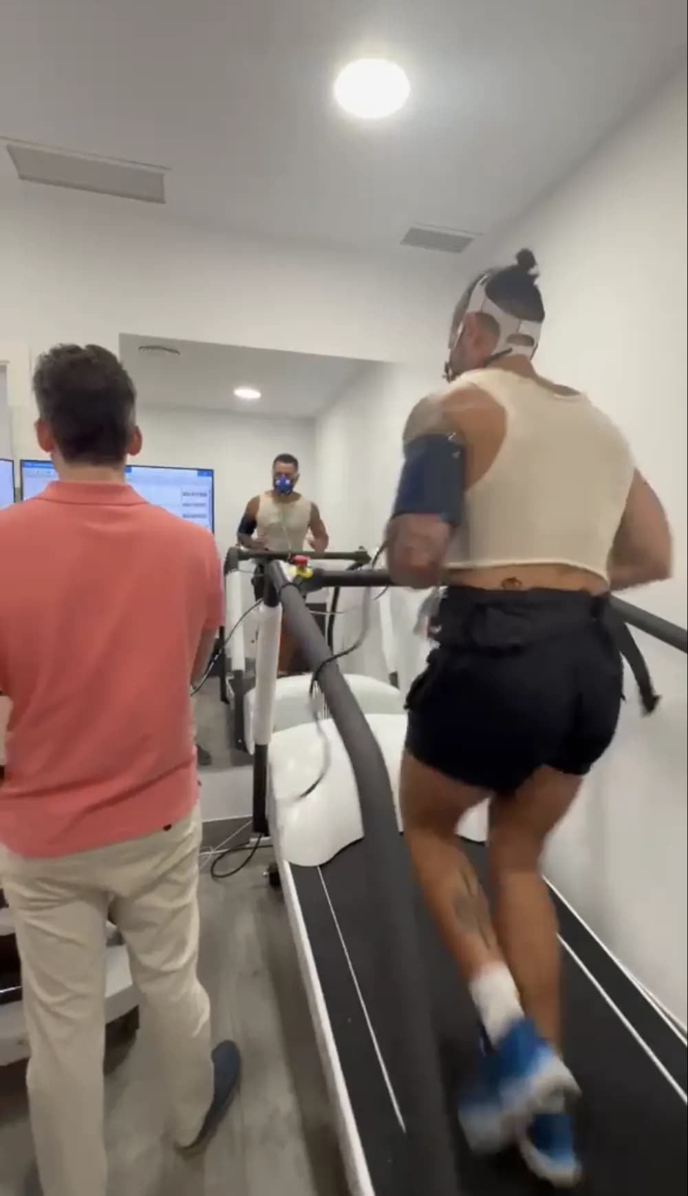 Paciente corriendo en la cinta durante una prueba de esfuerzo con análisis de gases