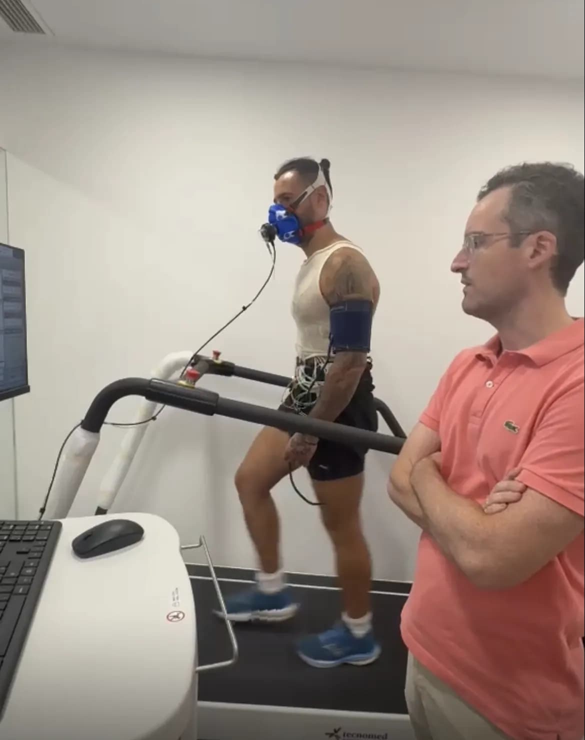 Prueba de esfuerzo con análisis de gases en cinta de correr supervisada por el Dr. Fernando Sabatel en Motril
