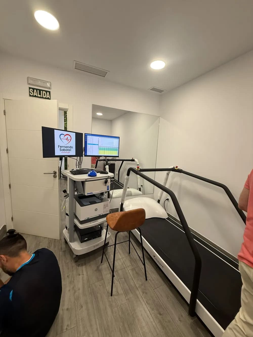Equipo de prueba de esfuerzo con cinta de correr y monitorización en la consulta de cardiología de Motril