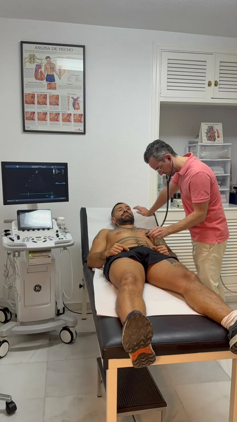 Cardiólogo explorando a un deportista durante la valoración cardiológica en la consulta de Motril
